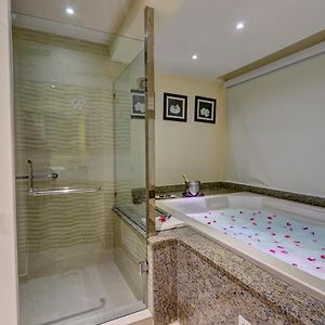 Honeymoon Jacuzzi Suite Diamond Club